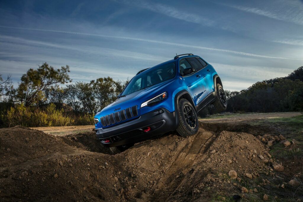  Jeep Comes To Its Senses, Will Launch New Cherokee In 2025