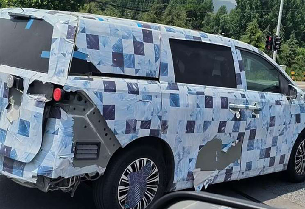  BYD’s Upcoming Plug-In Hybrid MPV Caught Testing With Shredded Camo And Missing Bodywork