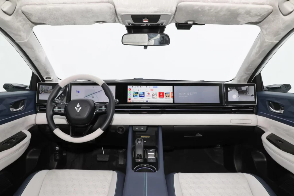 Dongfeng-Honda Lingxi L Has 323 Miles Of Range And Five Screens On The Dash