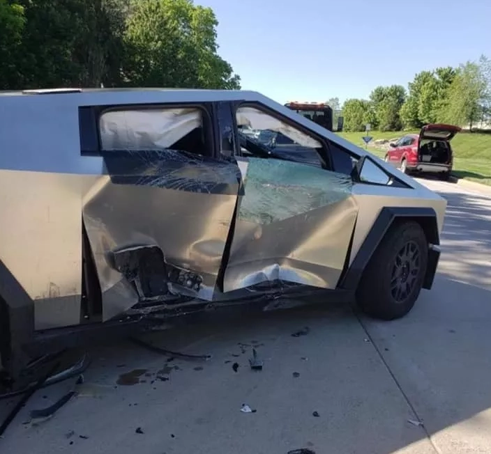  Tesla Cybertruck’s First Major Real-Life Wreck