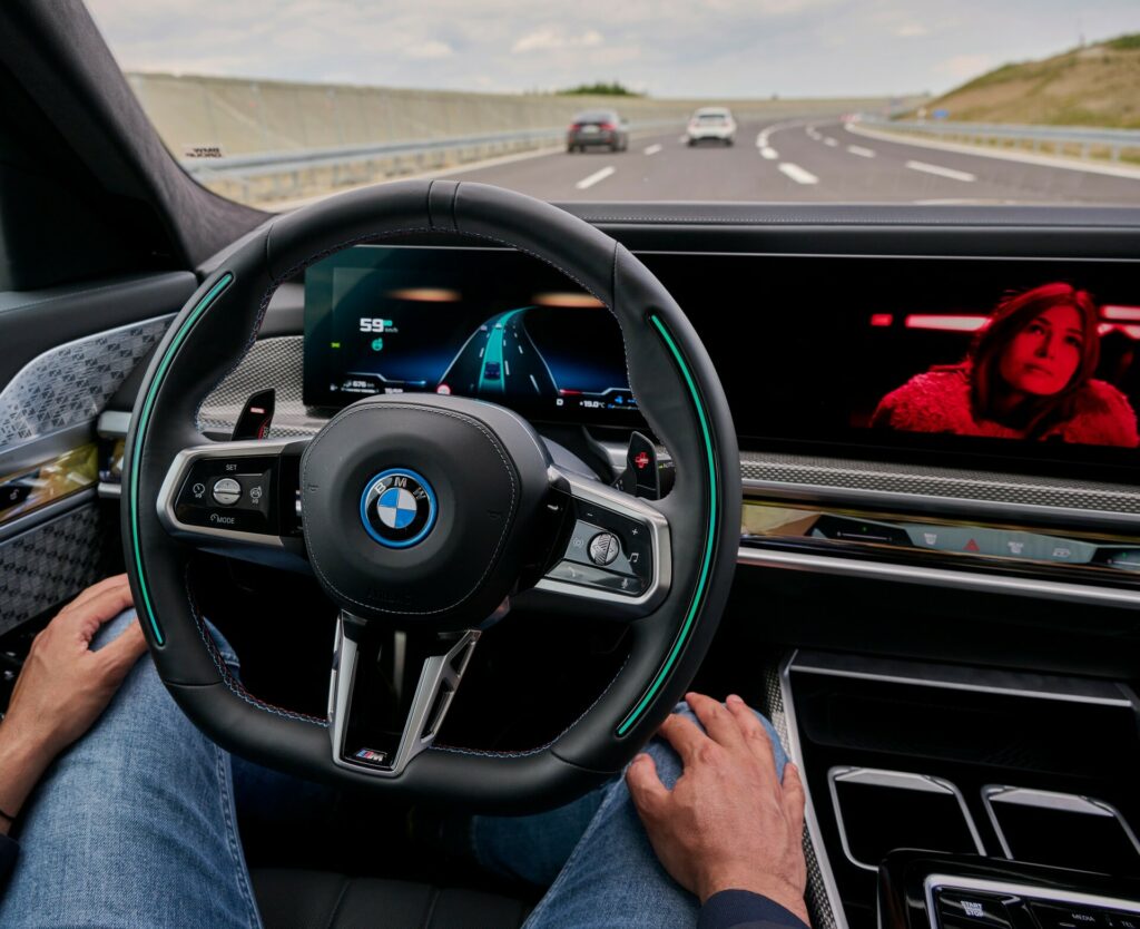     Mit den autonomen Fahrsystemen 2 und 3 können Sie bei BMW Netflix schauen und entspannen