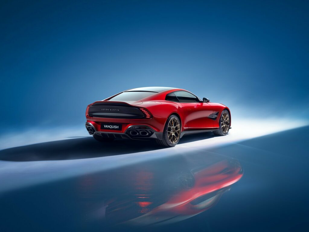   Aston Martin Vanquish Tampil Perdana Sebagai GT Penghancur Benua dengan Kecepatan Tertinggi 214 MPH