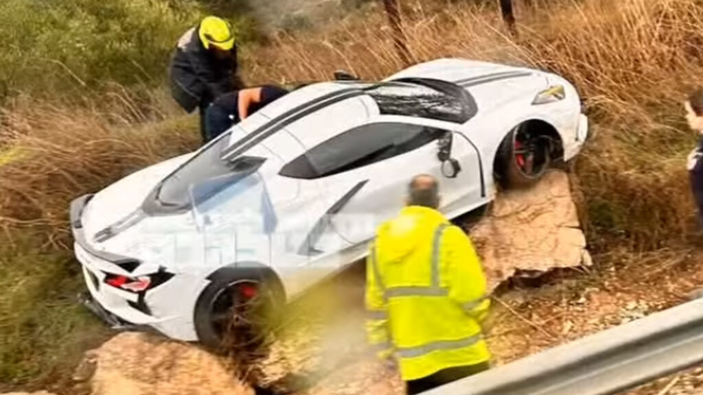  Corvette C8 Crashes Into Rocks After Sliding In The Rain