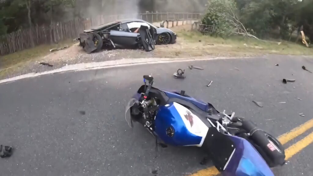  Audi R8 Crashes Into Tree, Motorcyclist Wrecks Trying To Dodge Debris