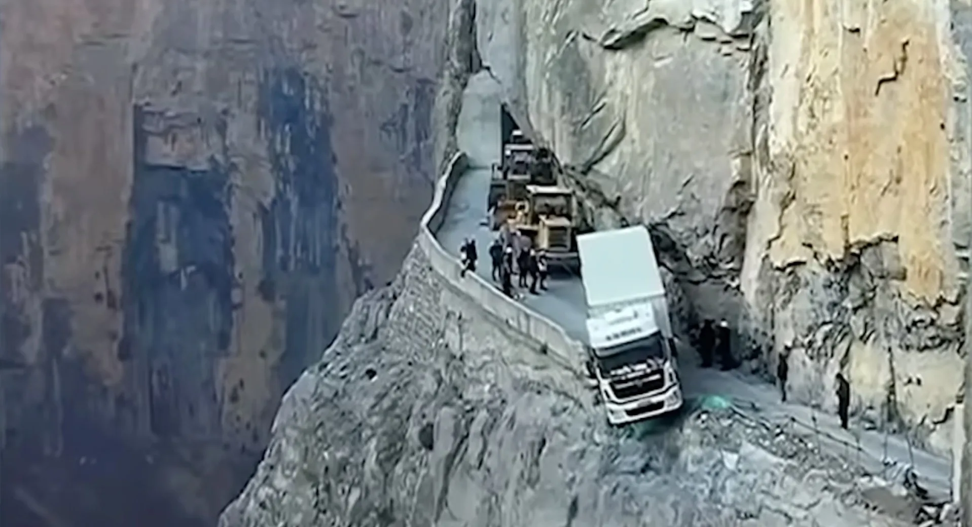 China-truck-cliff-edge.webp